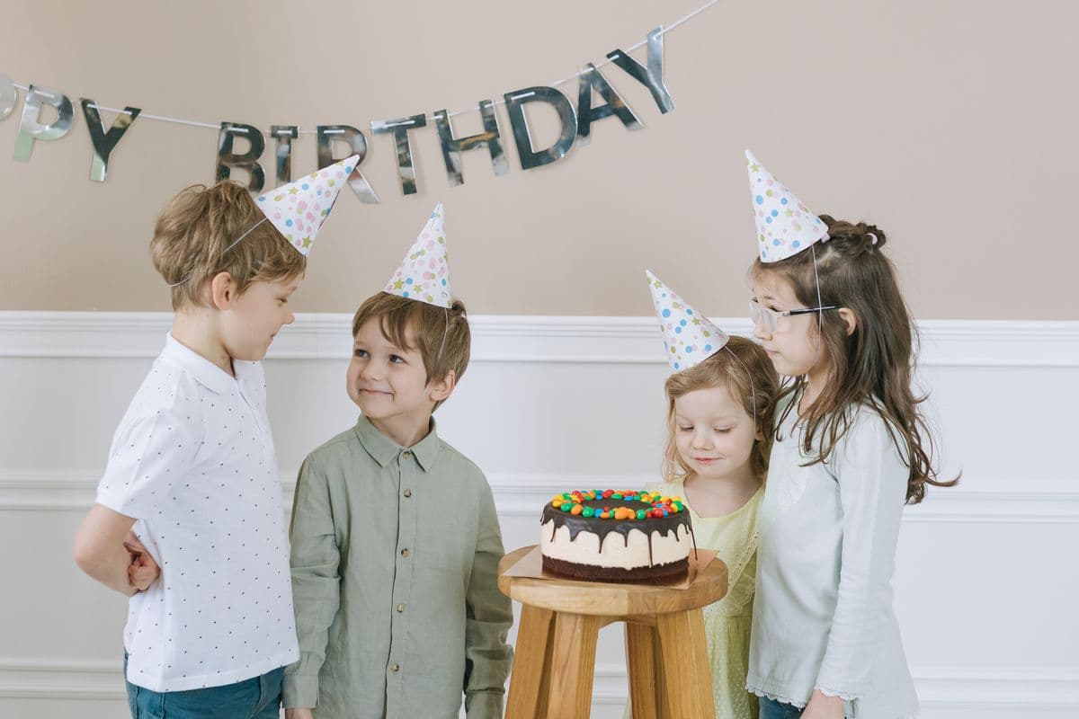 A simple, colorful kids' birthday party table setup